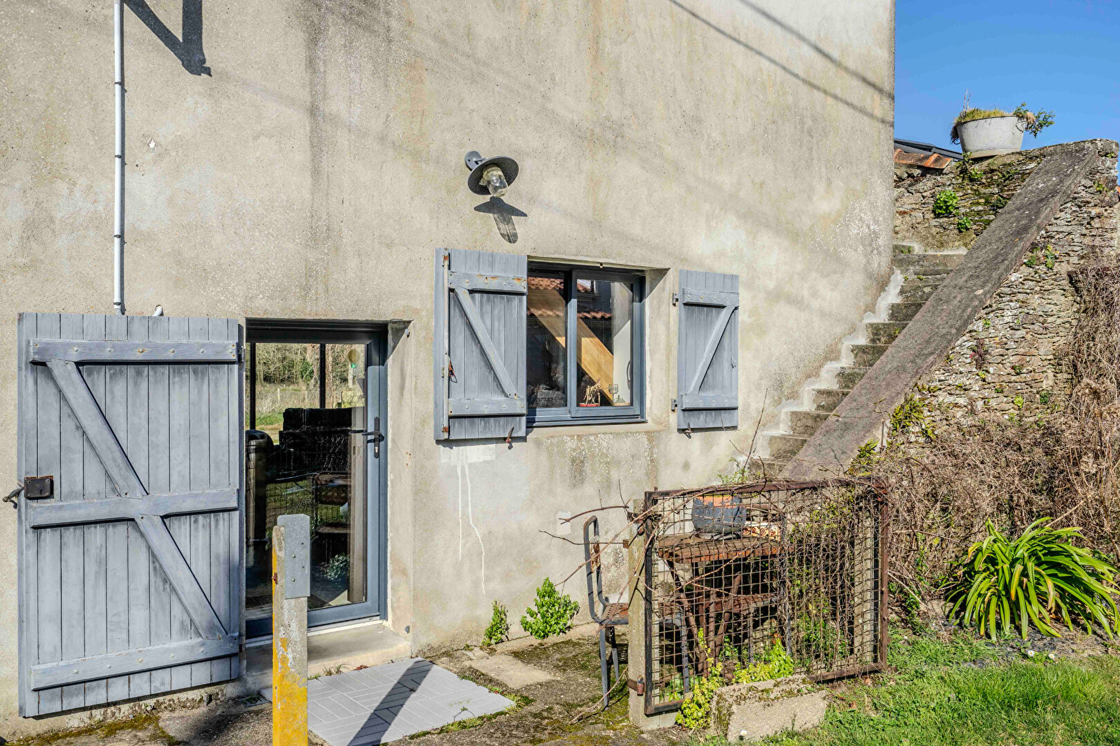 Ancien corps de ferme rénové dans son environnement bucolique