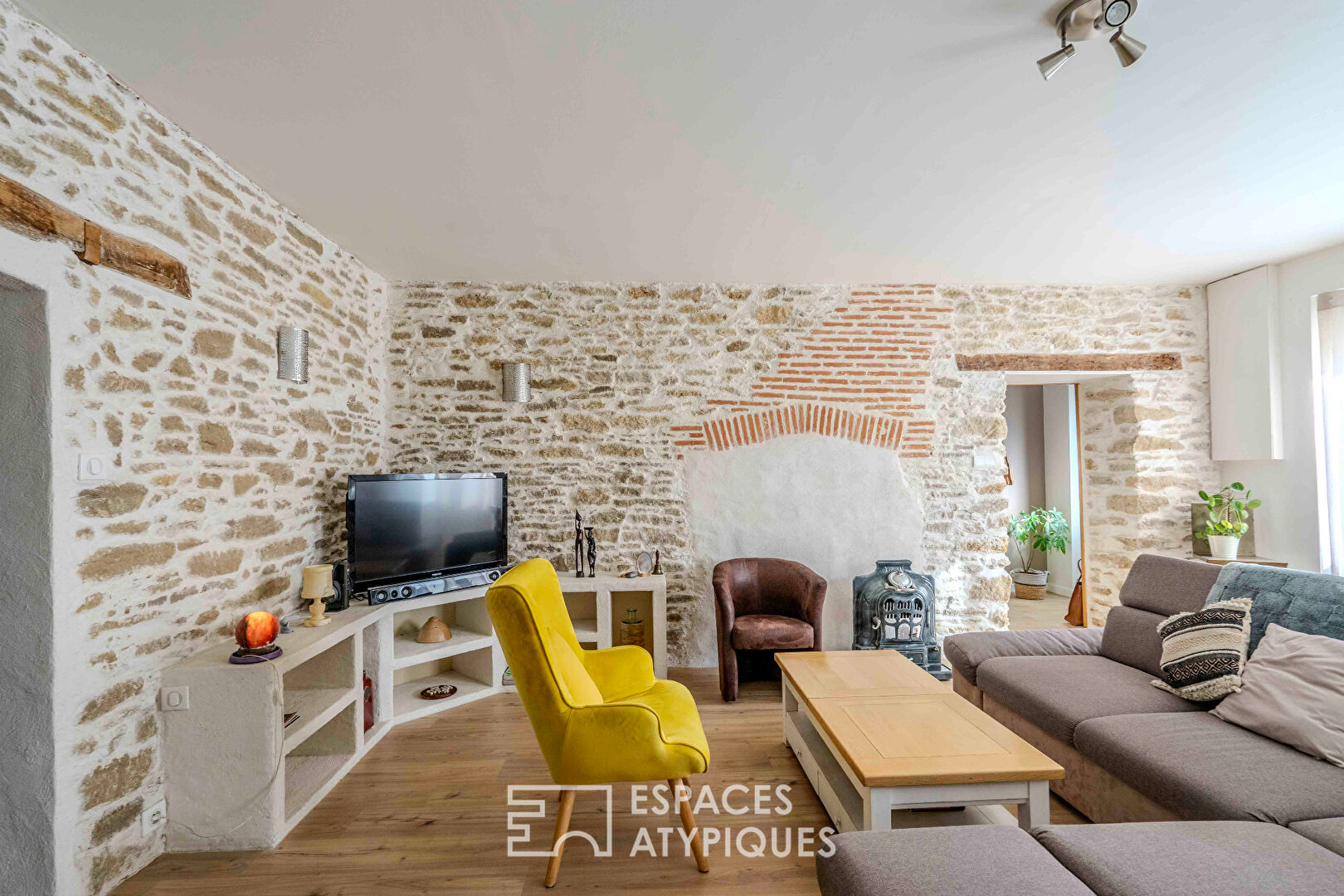 Belles pierres: Maison de caractère rénovée, au coeur du bourg