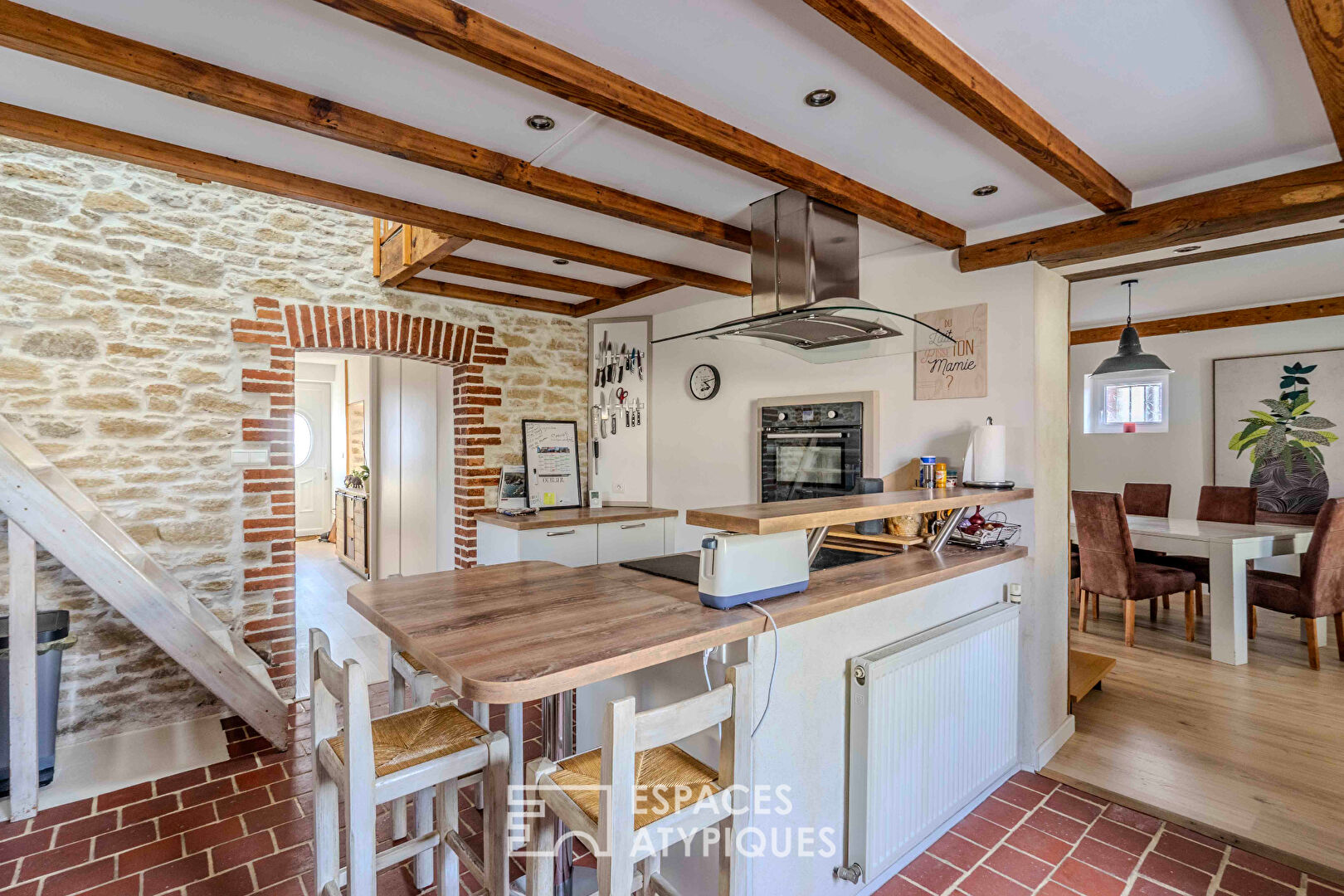 Belles pierres: Maison de caractère rénovée, au coeur du bourg