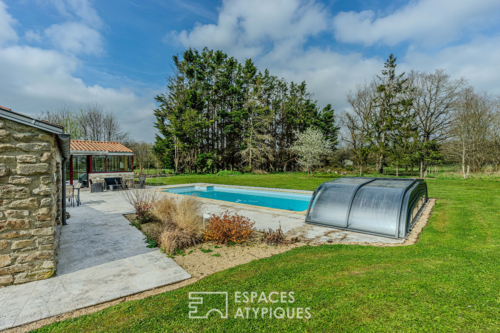 Longère de charme avec piscine pour les amoureux de la nature, à proximité de Nantes