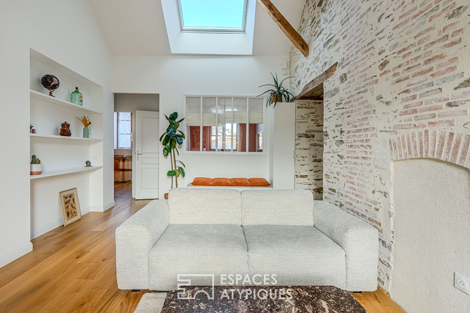 Charmant meublé de deux chambres avec stationnement