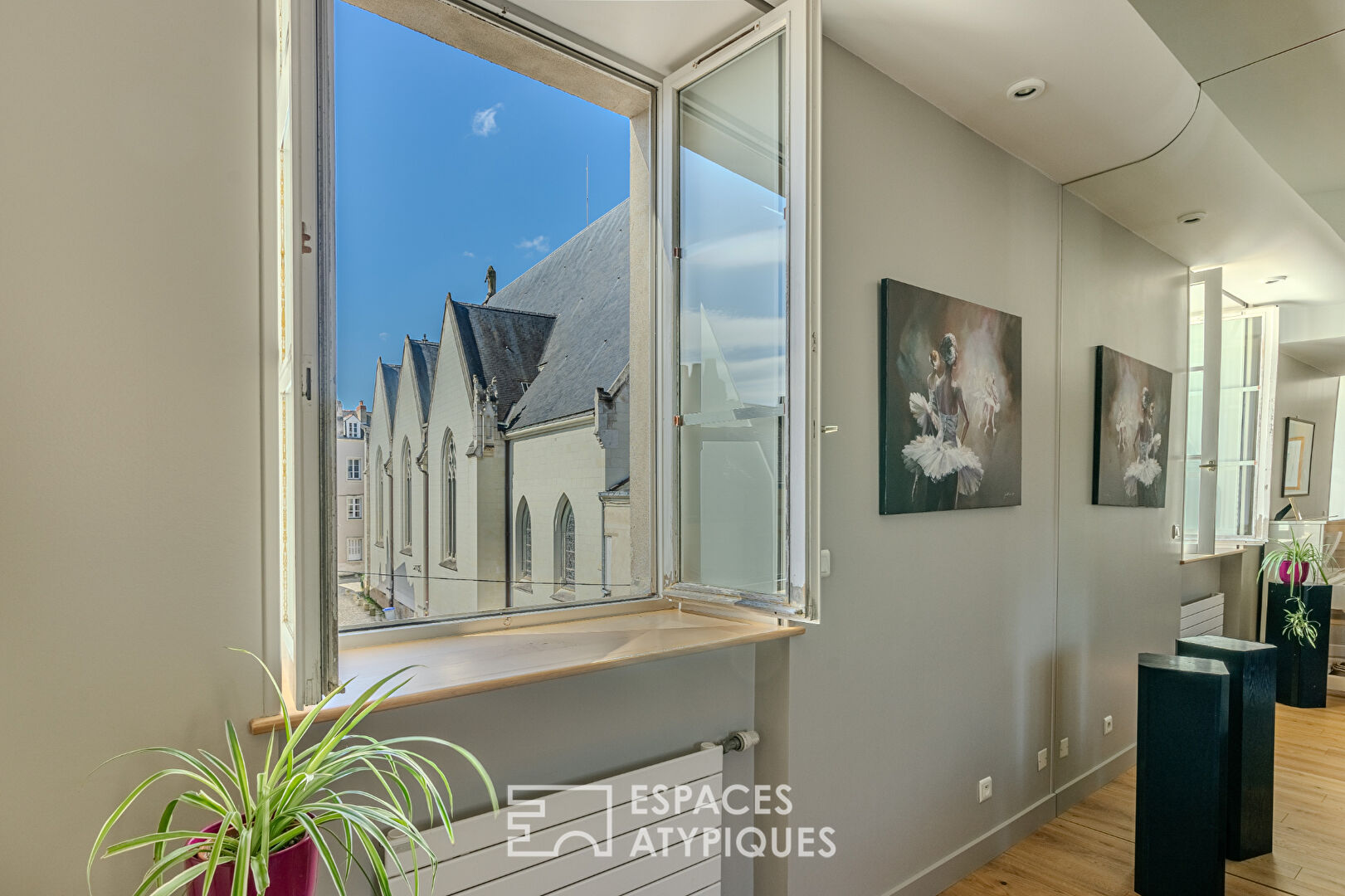 Large, bright duplex apartment