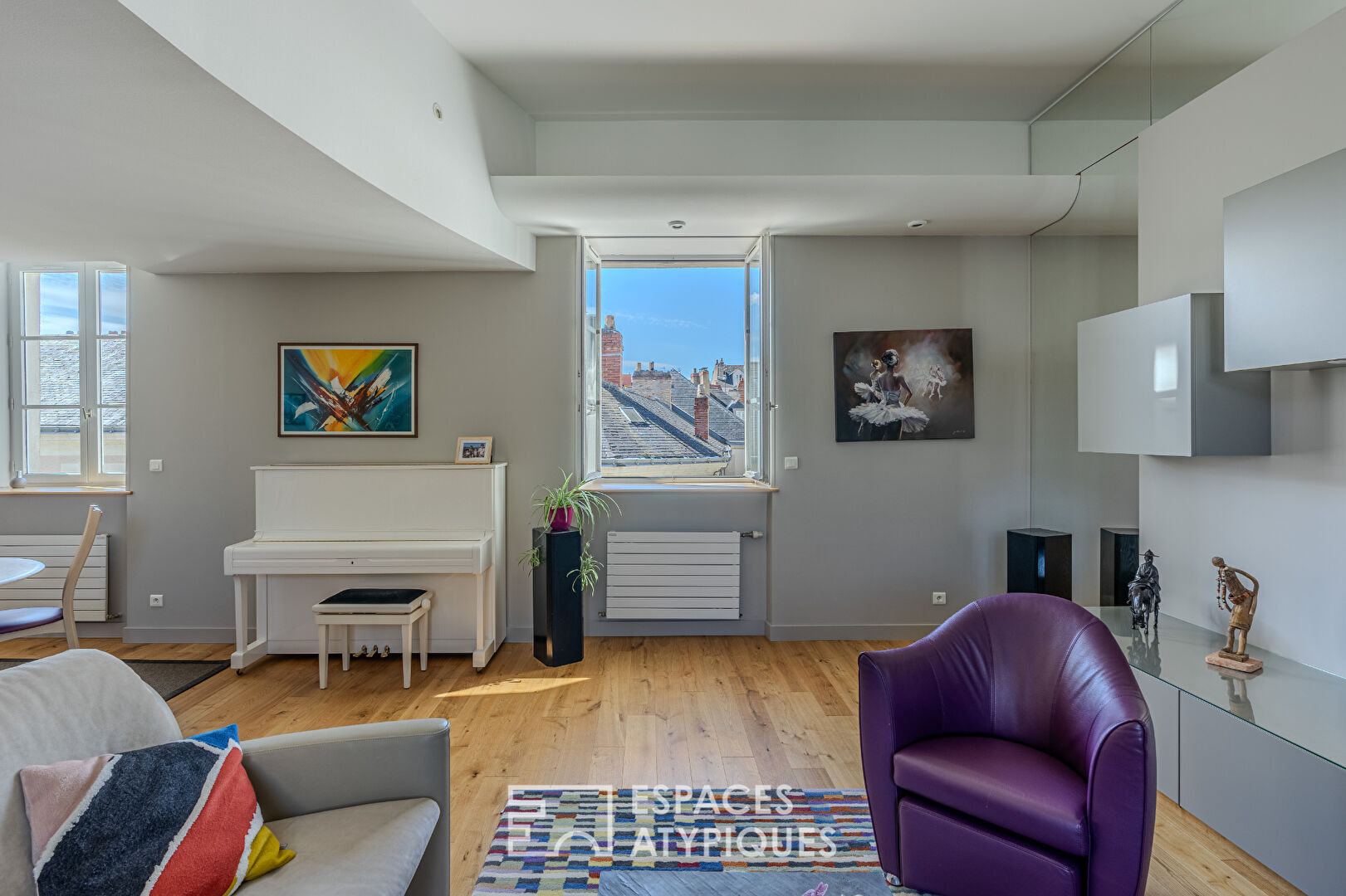 Large, bright duplex apartment