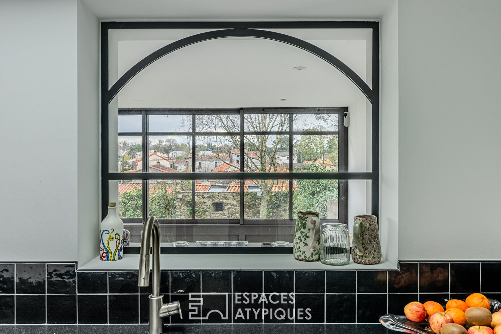 Maison du XIX ème et son annexe rénovées avec soin.