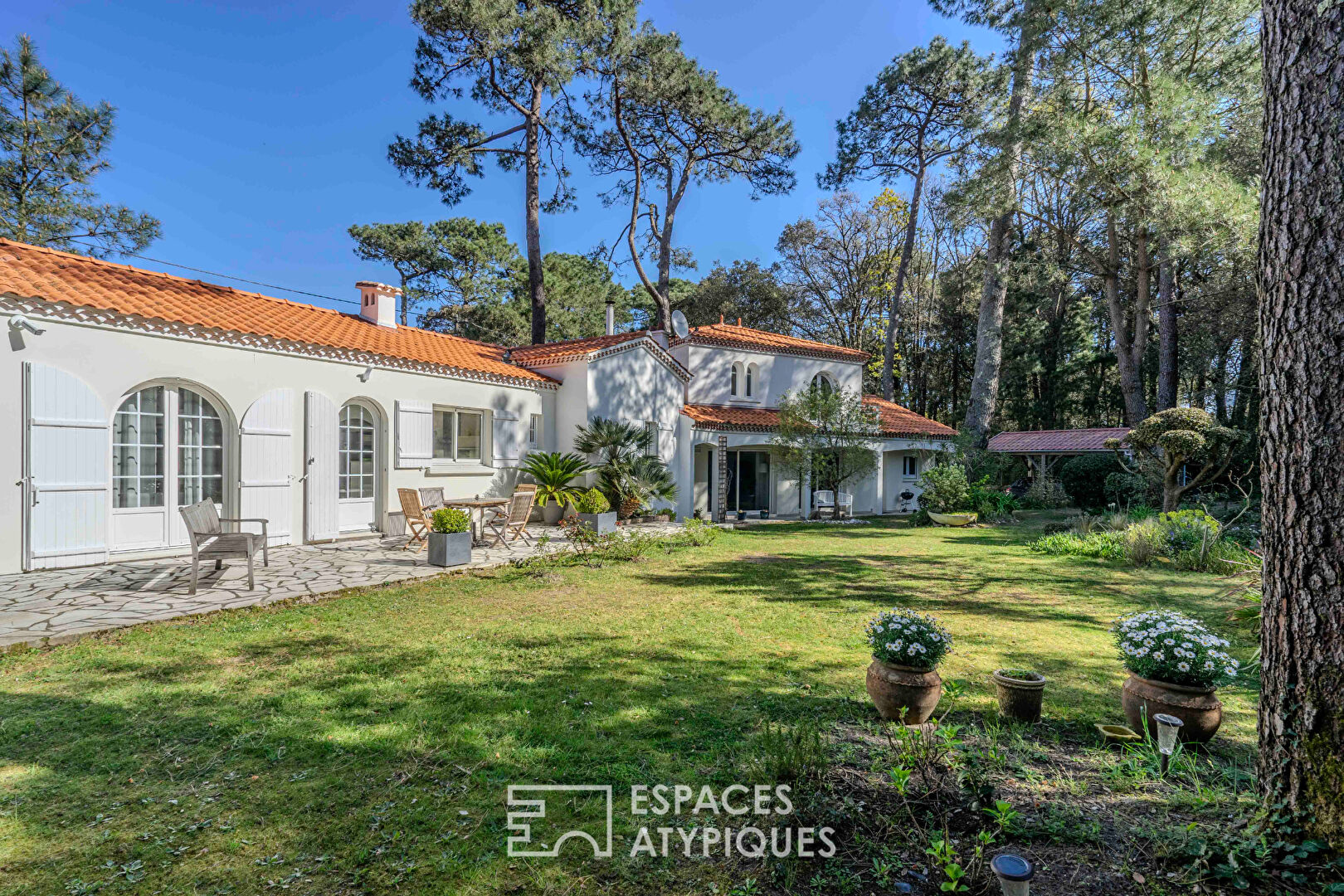 Villa méditerranéenne au coeur de sa pinède