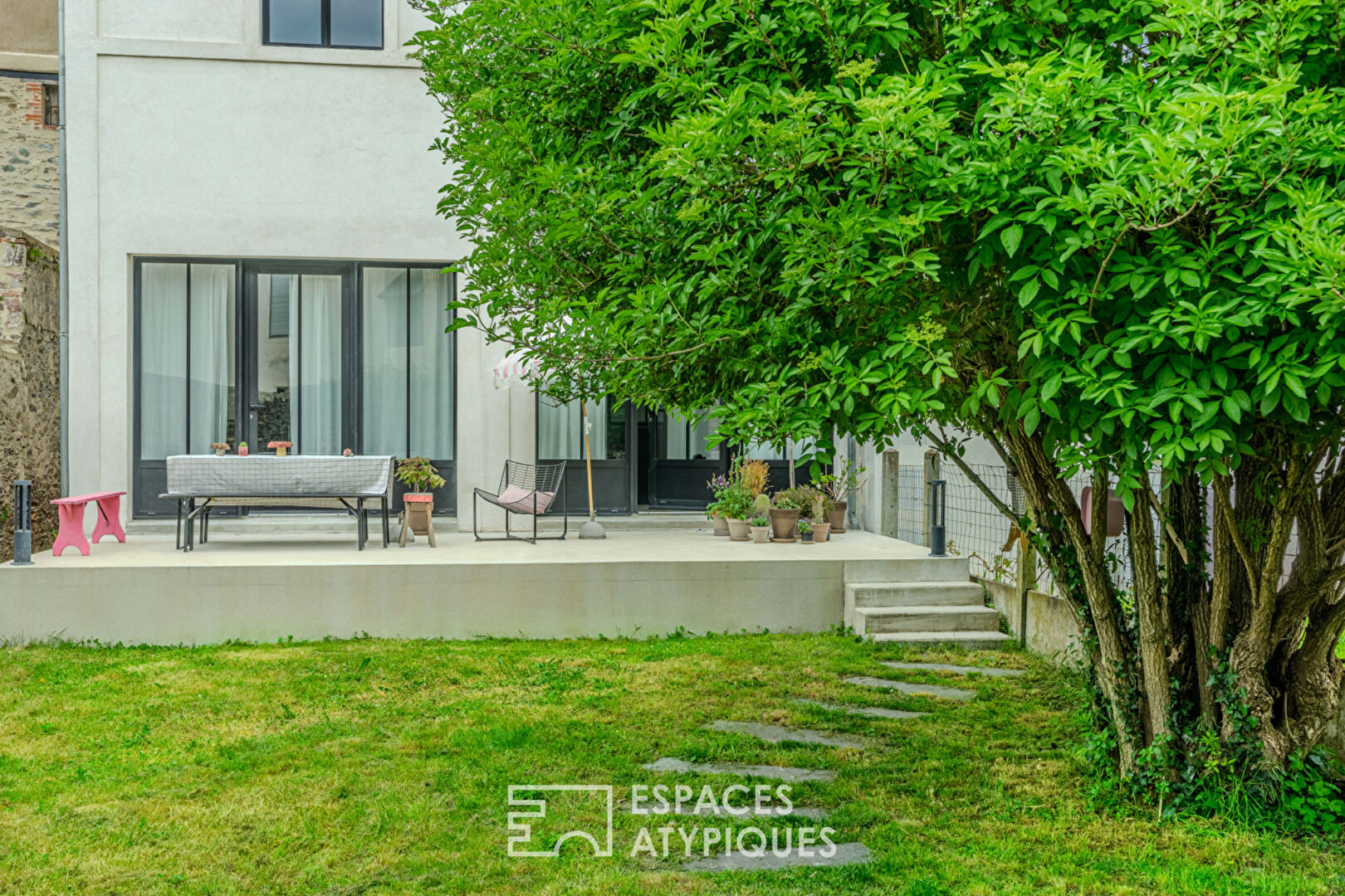 Face au château d’Ancenis, Maison (53m2) et son jardin : un bijou minimaliste à l’abri des regards