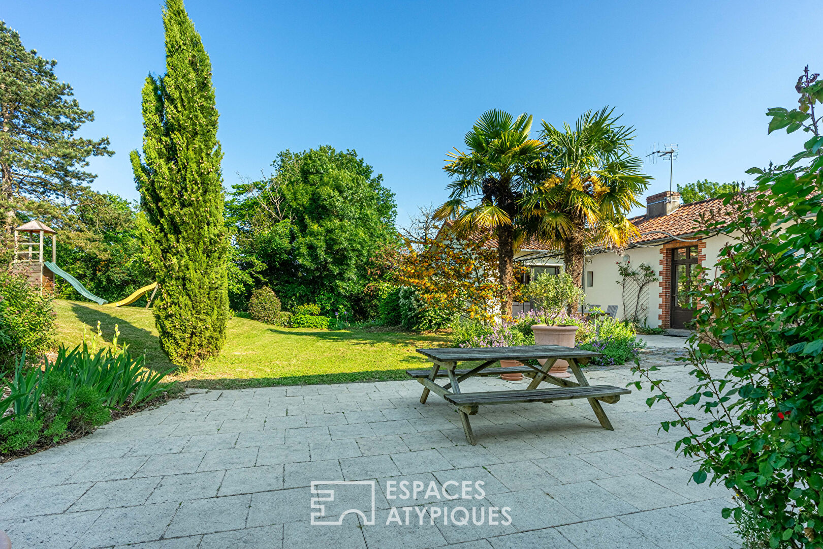 In Saint-Fiacre-sur-Maine, the discreet elegance of a life between vines and light.
