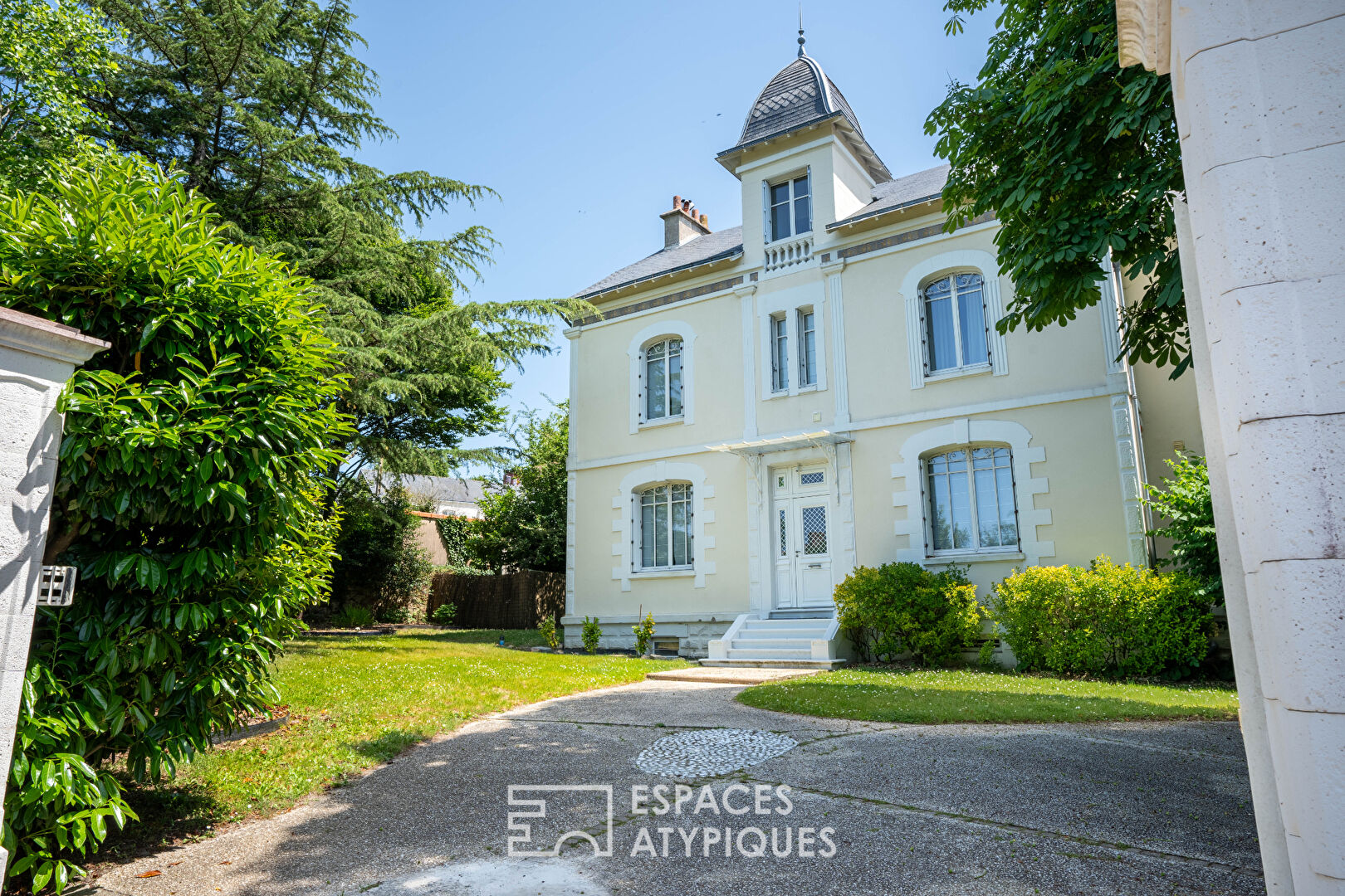 Maison de maître avec piscine intérieure à Saint Etienne de Montluc