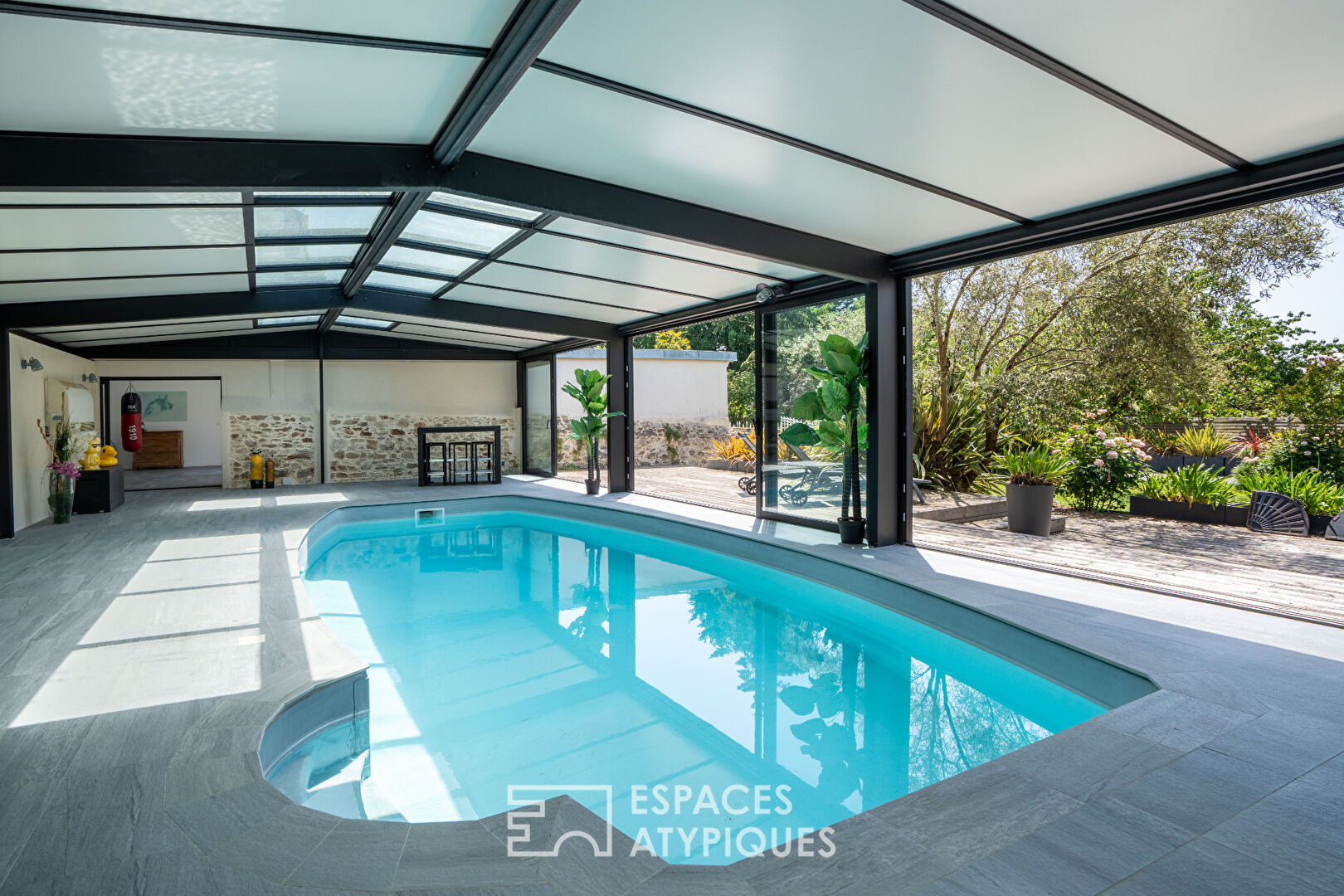 Maison de maître avec piscine intérieure à Saint Etienne de Montluc