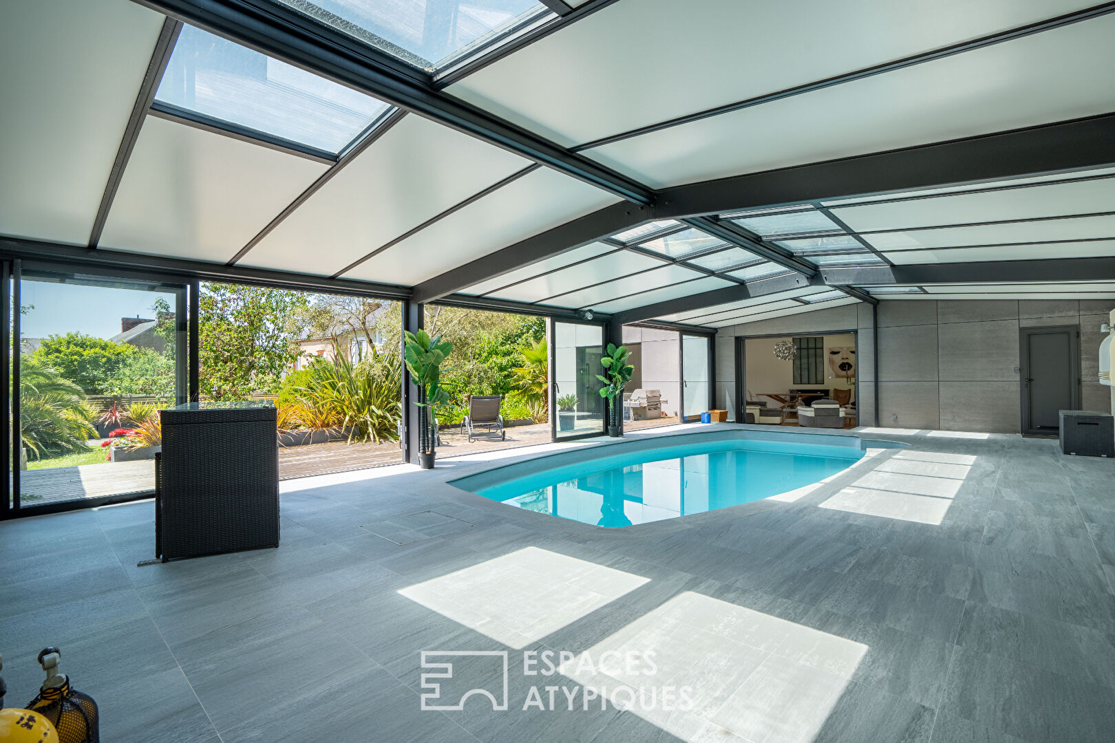 Maison de maître avec piscine intérieure à Saint Etienne de Montluc