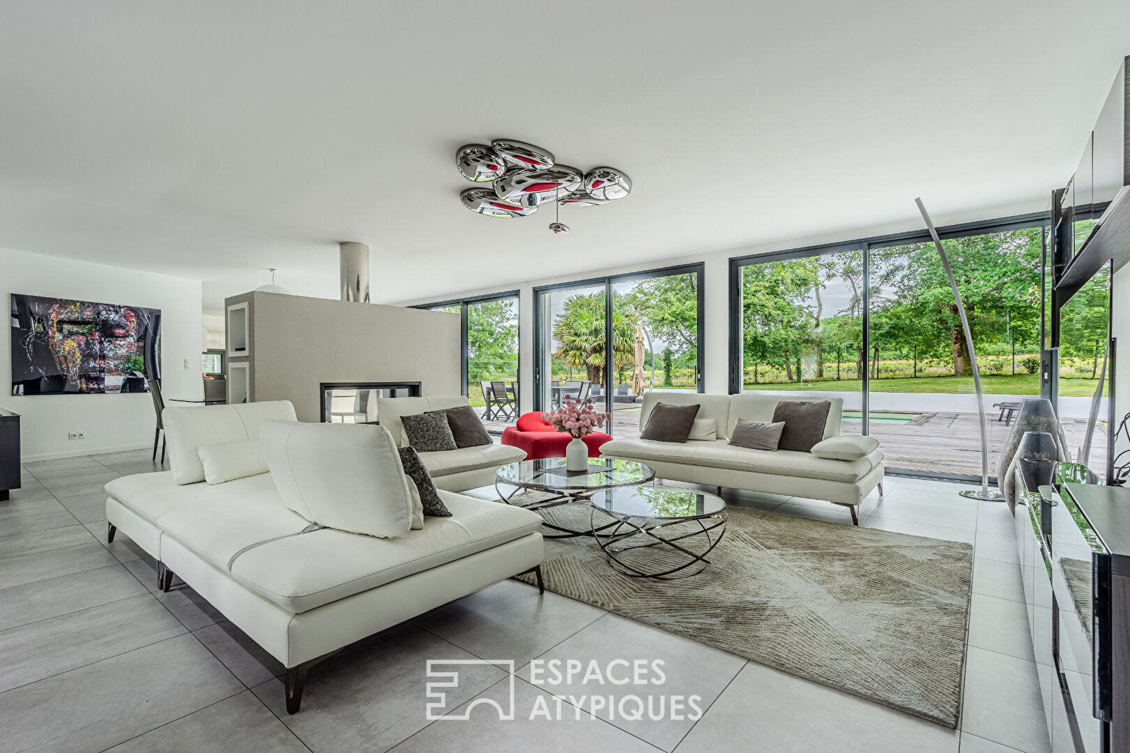 Californian villa with swimming pool and view of the vineyards