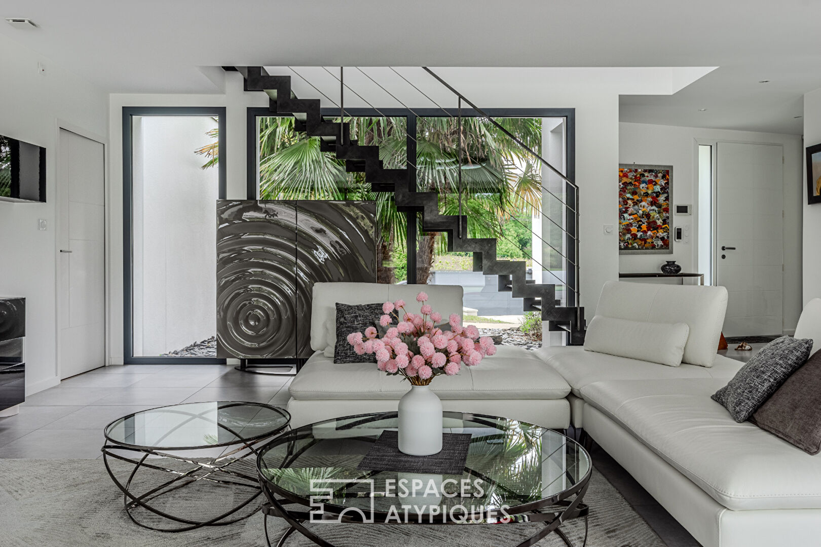 Californian villa with swimming pool and view of the vineyards