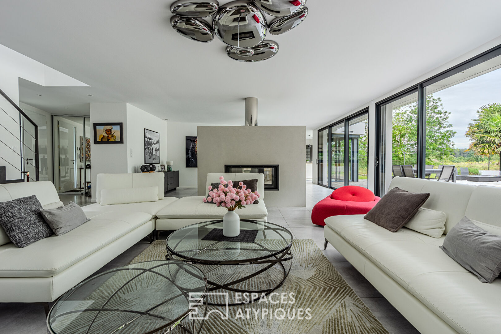 Californian villa with swimming pool and view of the vineyards