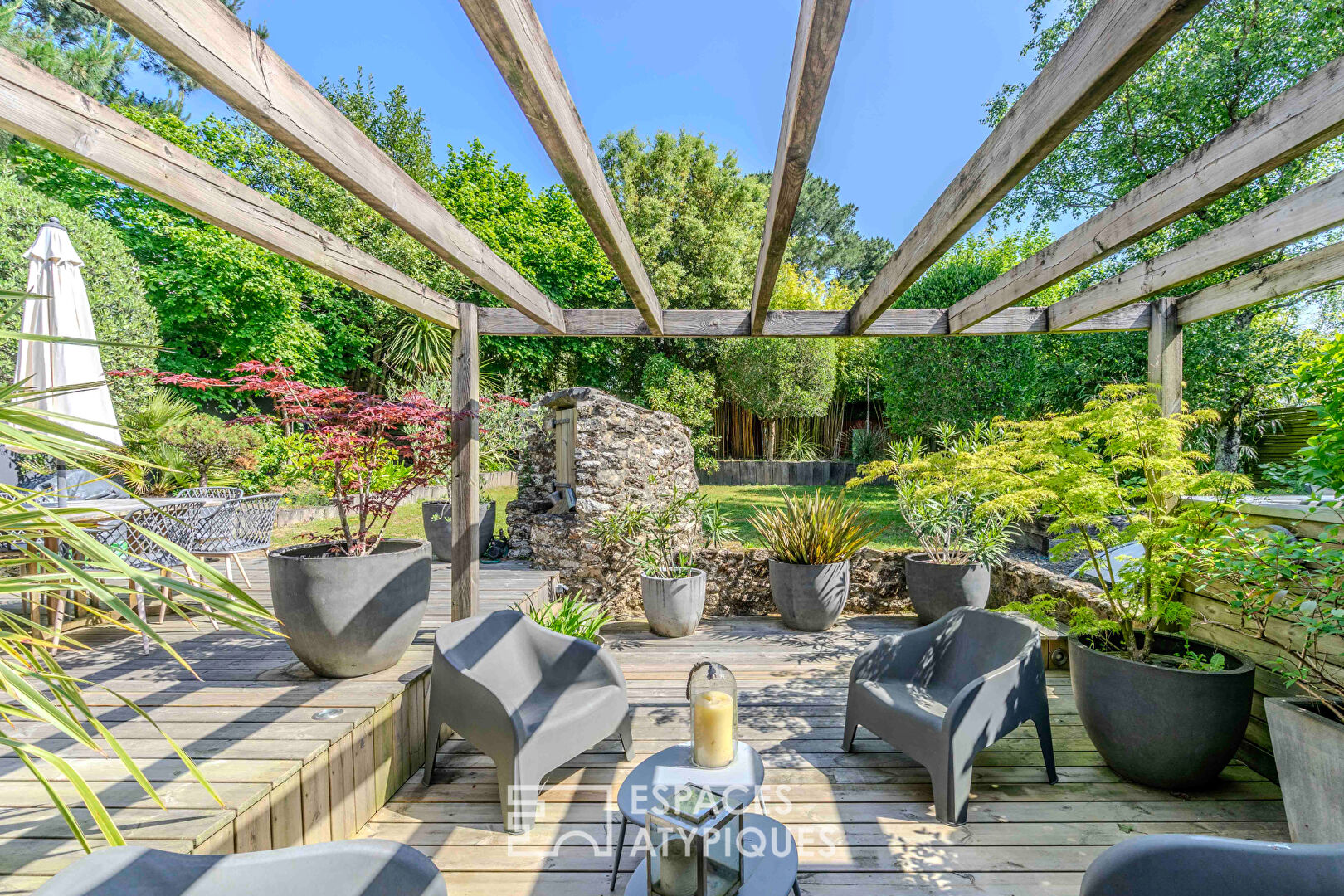 Maison familiale en pierre, terrasses et jardin secret – campagne en ville