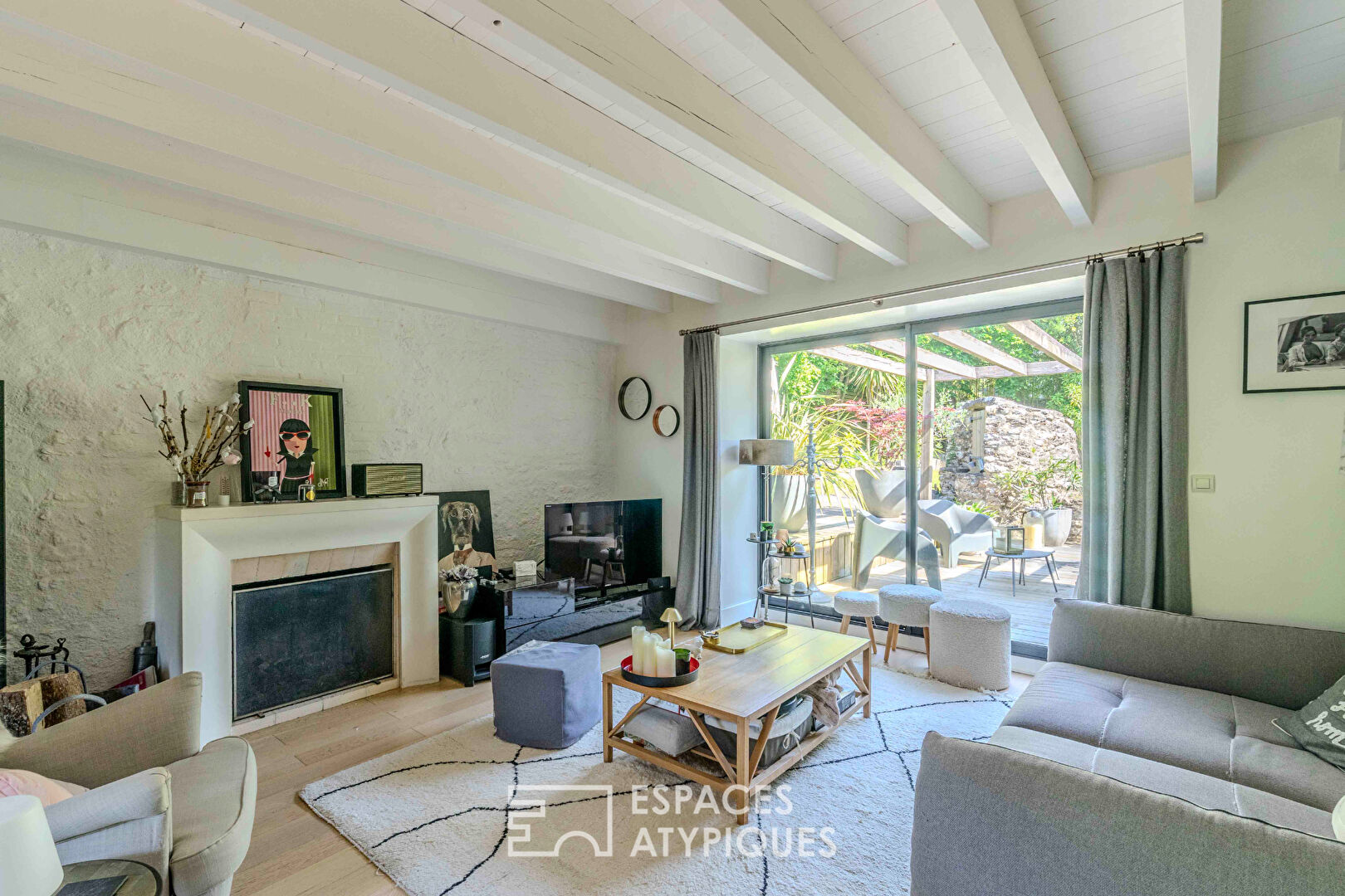 Charme de la pierre et rénovation moderne avec jardin d’ailleurs