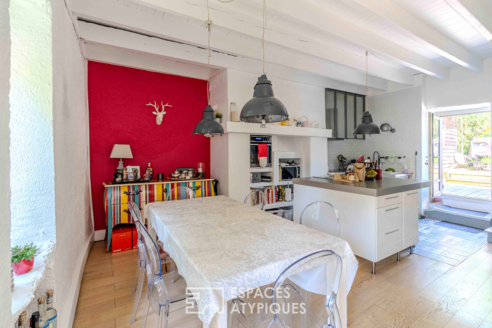 Charme de la pierre et rénovation moderne avec jardin d’ailleurs