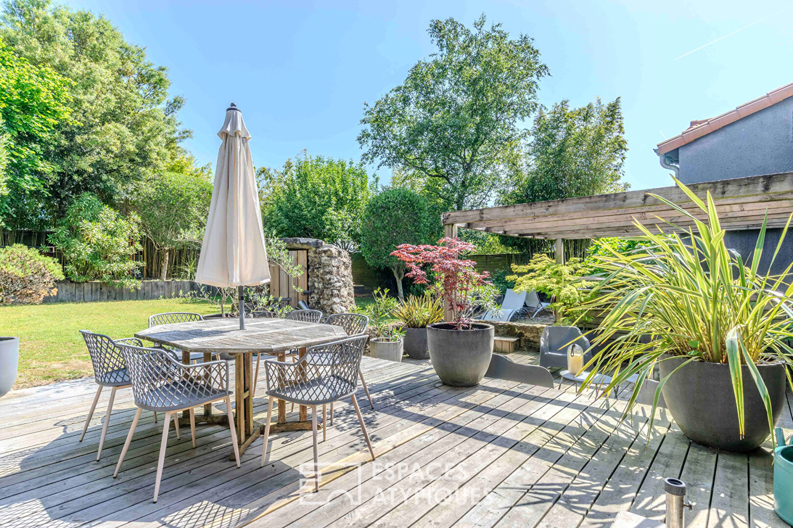 Charme de la pierre et rénovation moderne avec jardin d’ailleurs