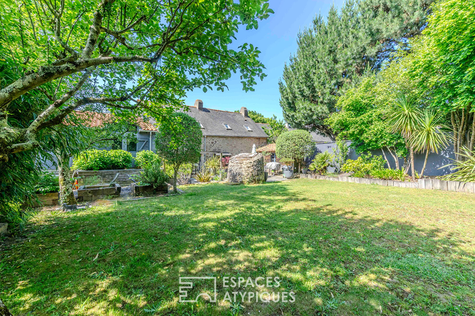 Charme de la pierre et rénovation moderne avec jardin d’ailleurs