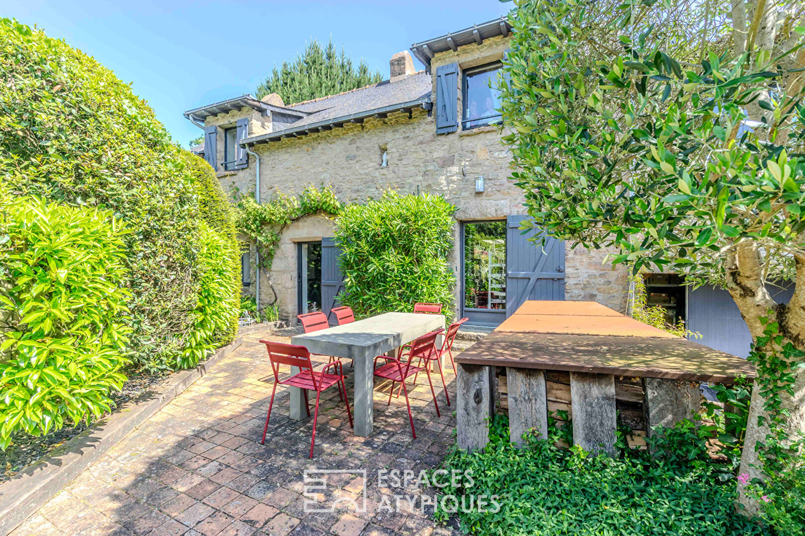 Charme de la pierre et rénovation moderne avec jardin d’ailleurs