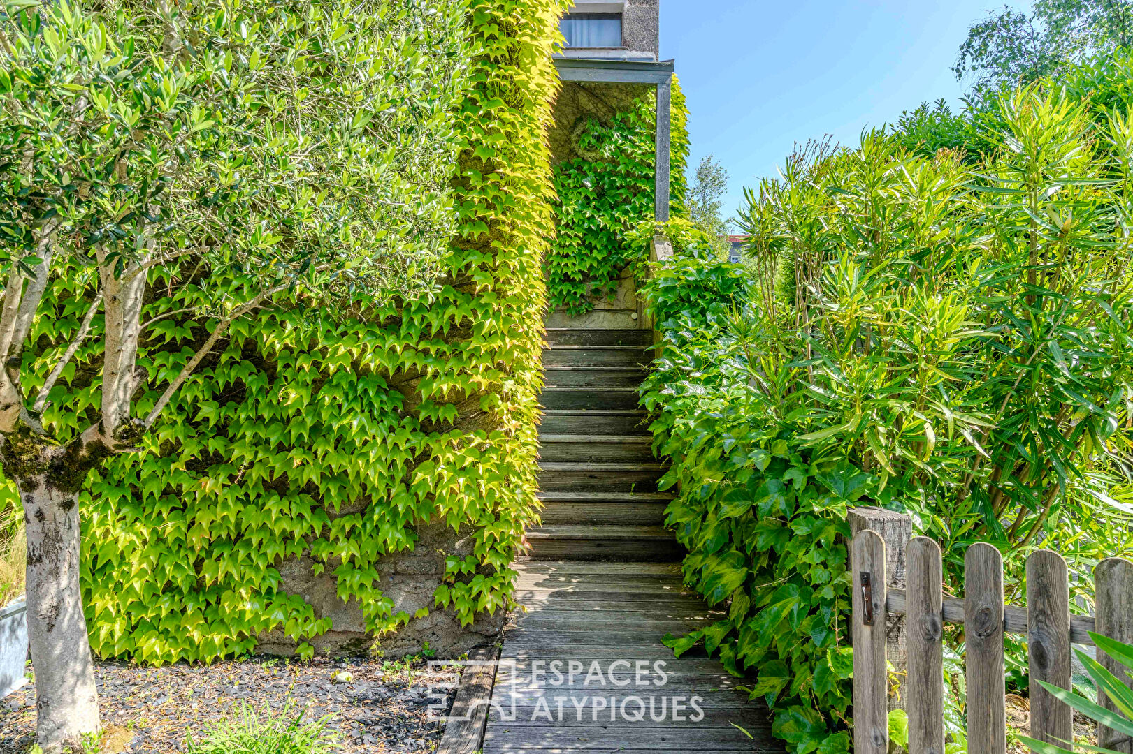 Charme de la pierre et rénovation moderne avec jardin d’ailleurs