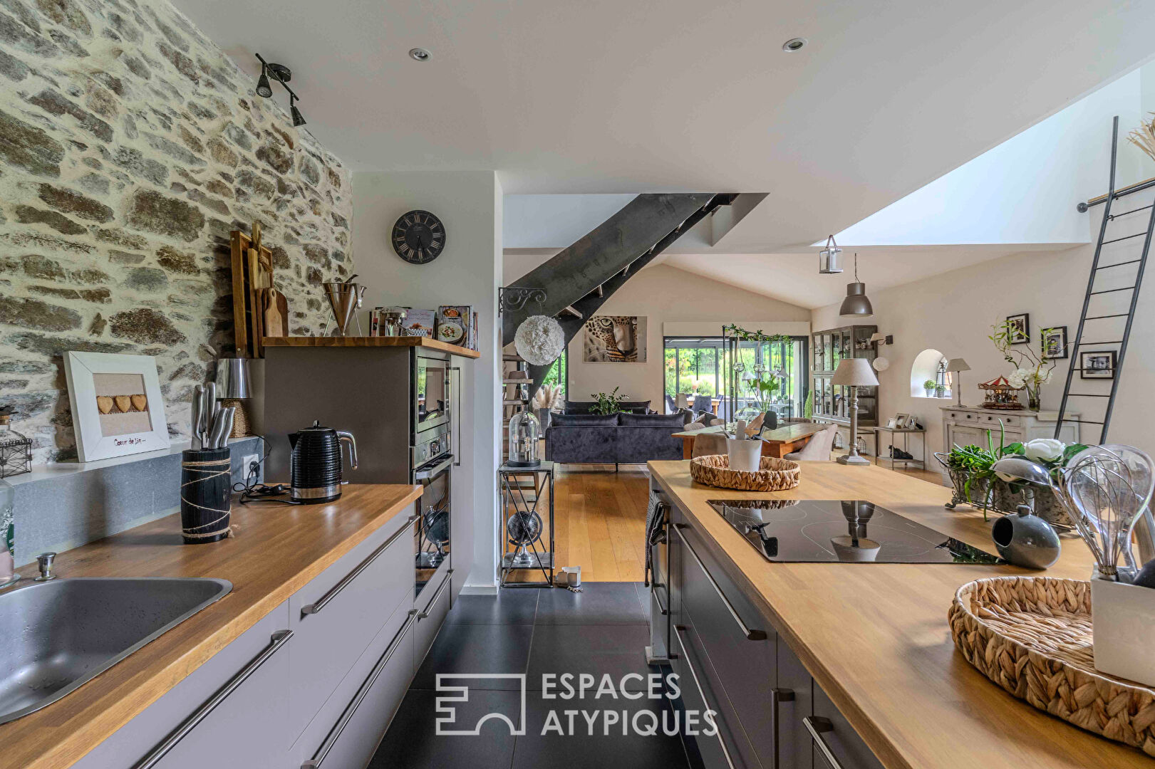 Bâtisse viticole rénovée avec piscine, studio et vaste jardin champêtre