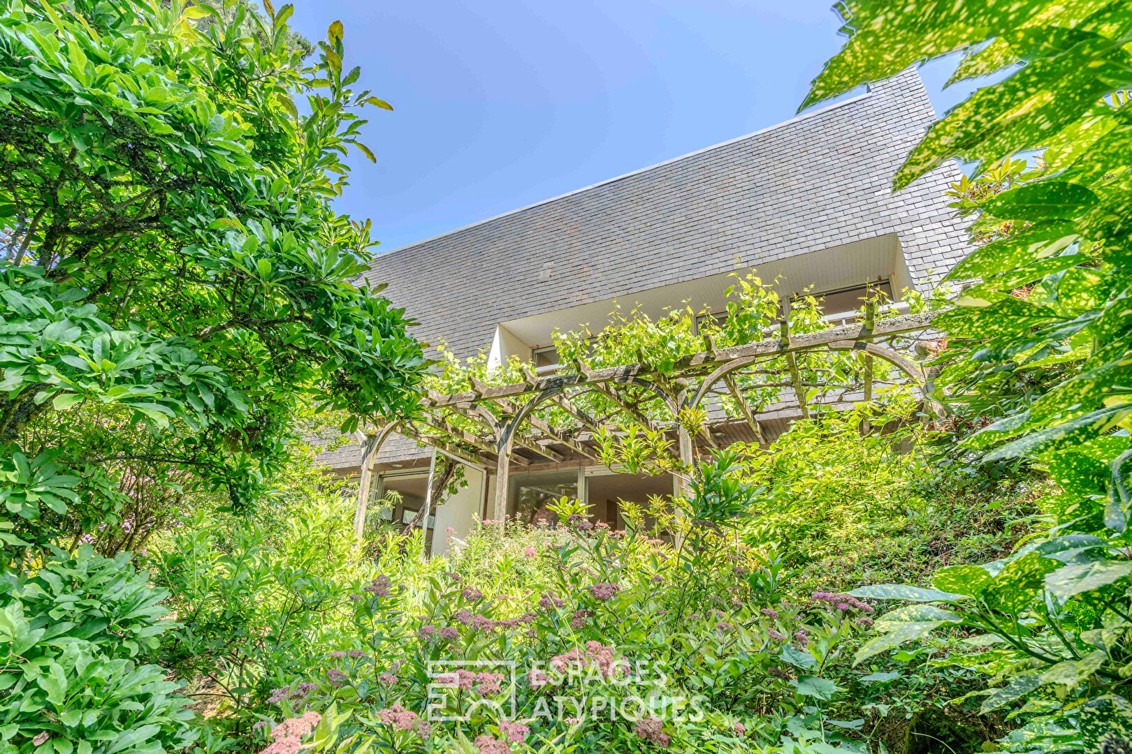 La Baule – Maison d’architecte aux volumes généreux, sur un beau terrain arboré