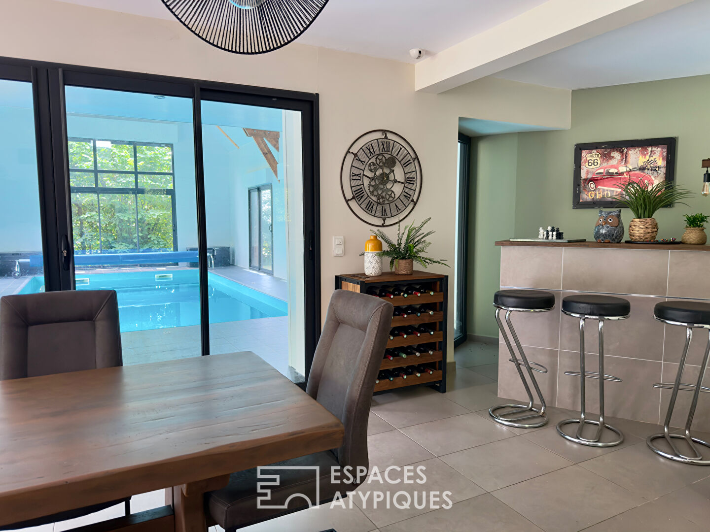 Villa contemporaine avec piscine intérieure dans un écrin de verdure.