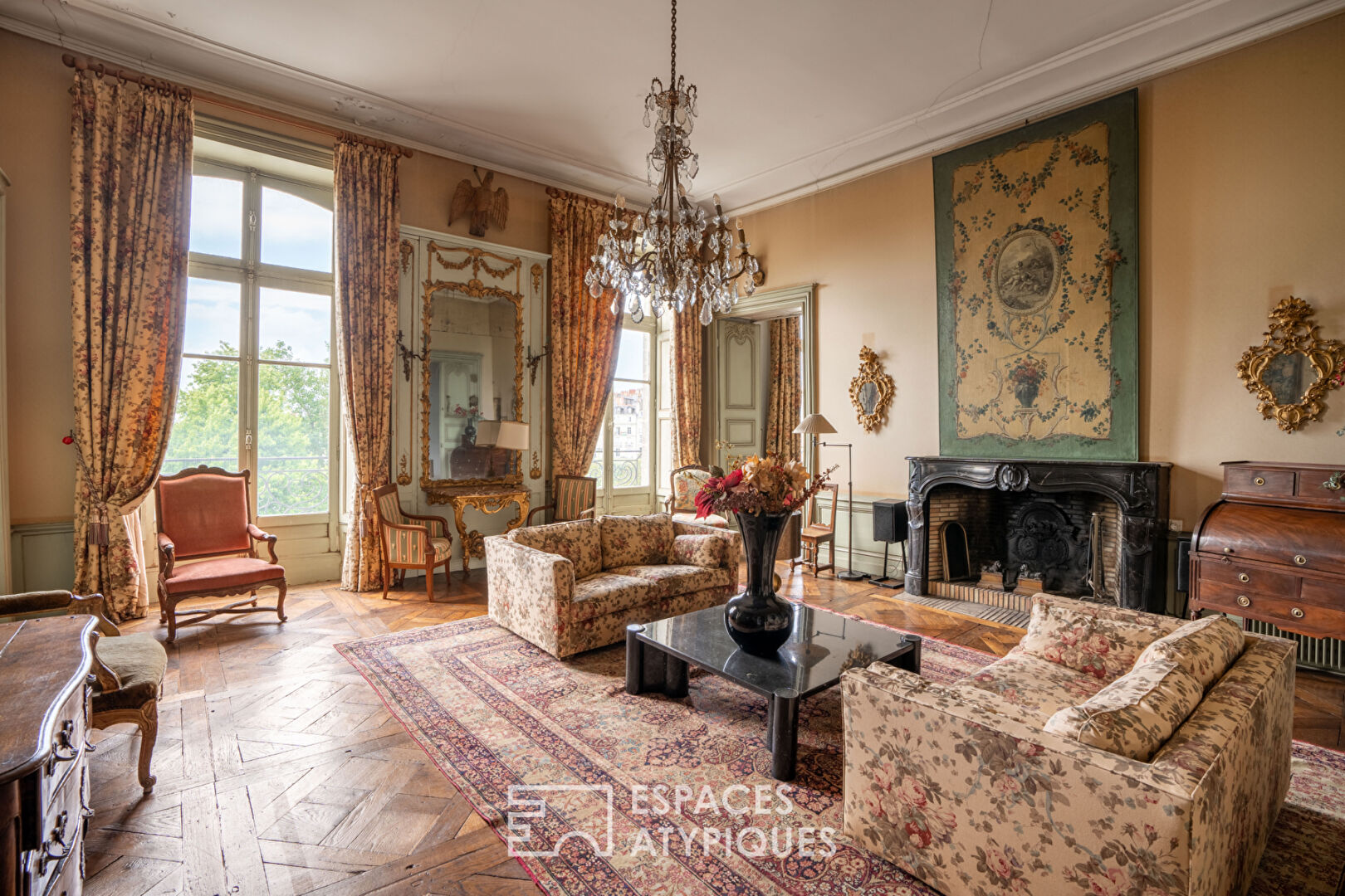 Élégance XVIIIe au coeur de la Cité Nantaise Appartement 234 m2 (carrez) à réinventer