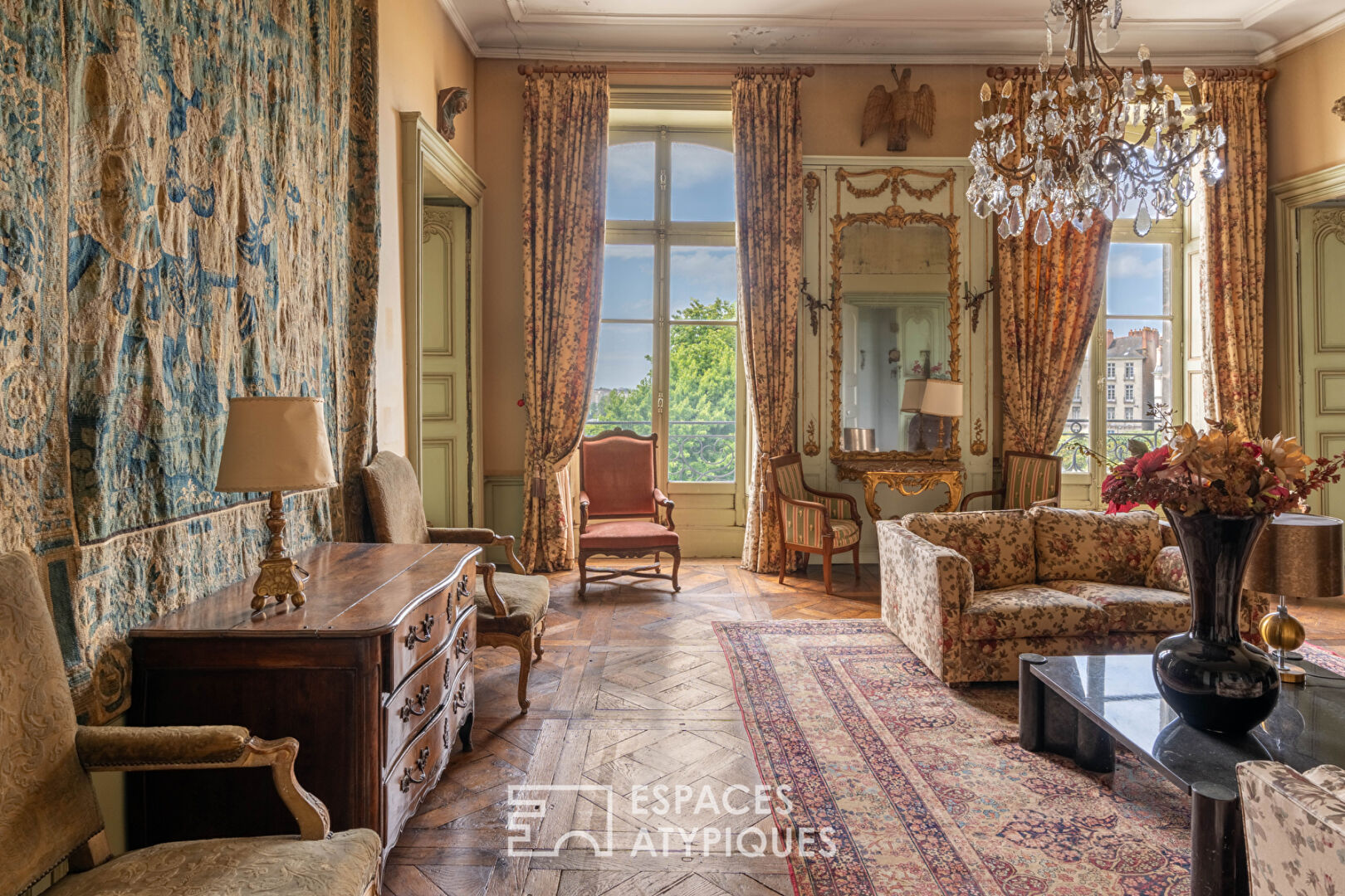 Élégance XVIIIe au coeur de la Cité Nantaise Appartement 234 m2 (carrez) à réinventer