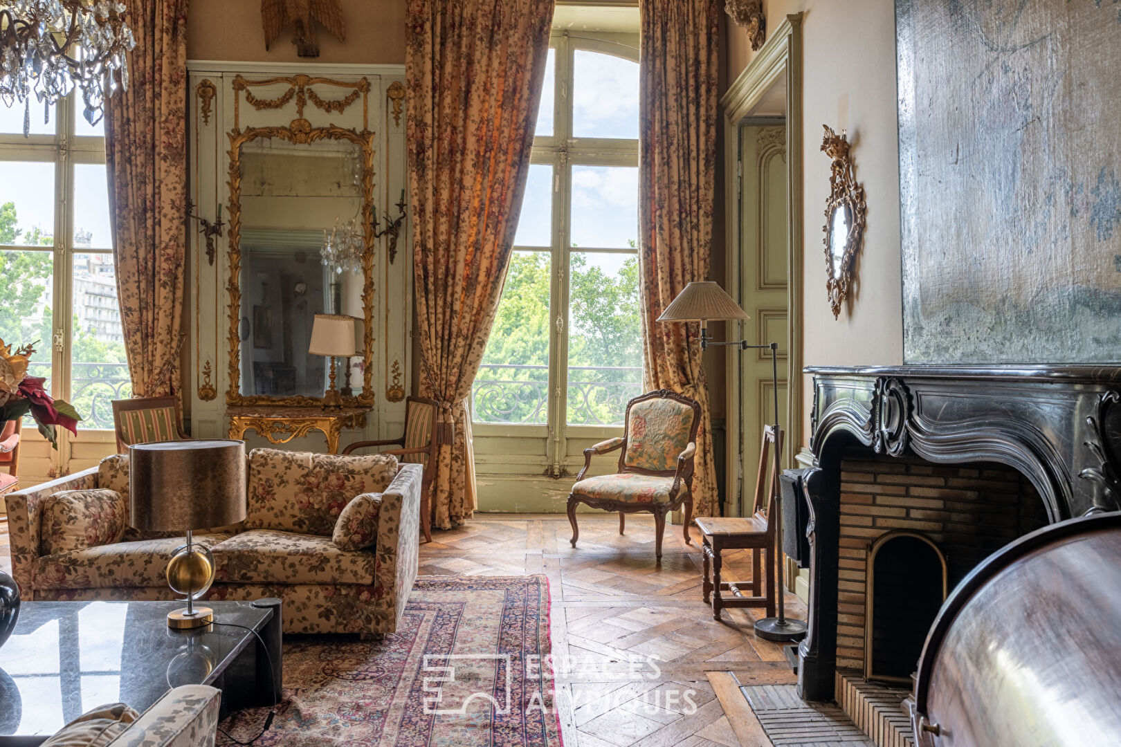 Élégance XVIIIe au coeur de la Cité Nantaise Appartement 234 m2 (carrez) à réinventer