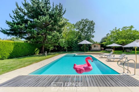 Havre de paix rare et confidentiel sur son parc arboré autour de sa piscine