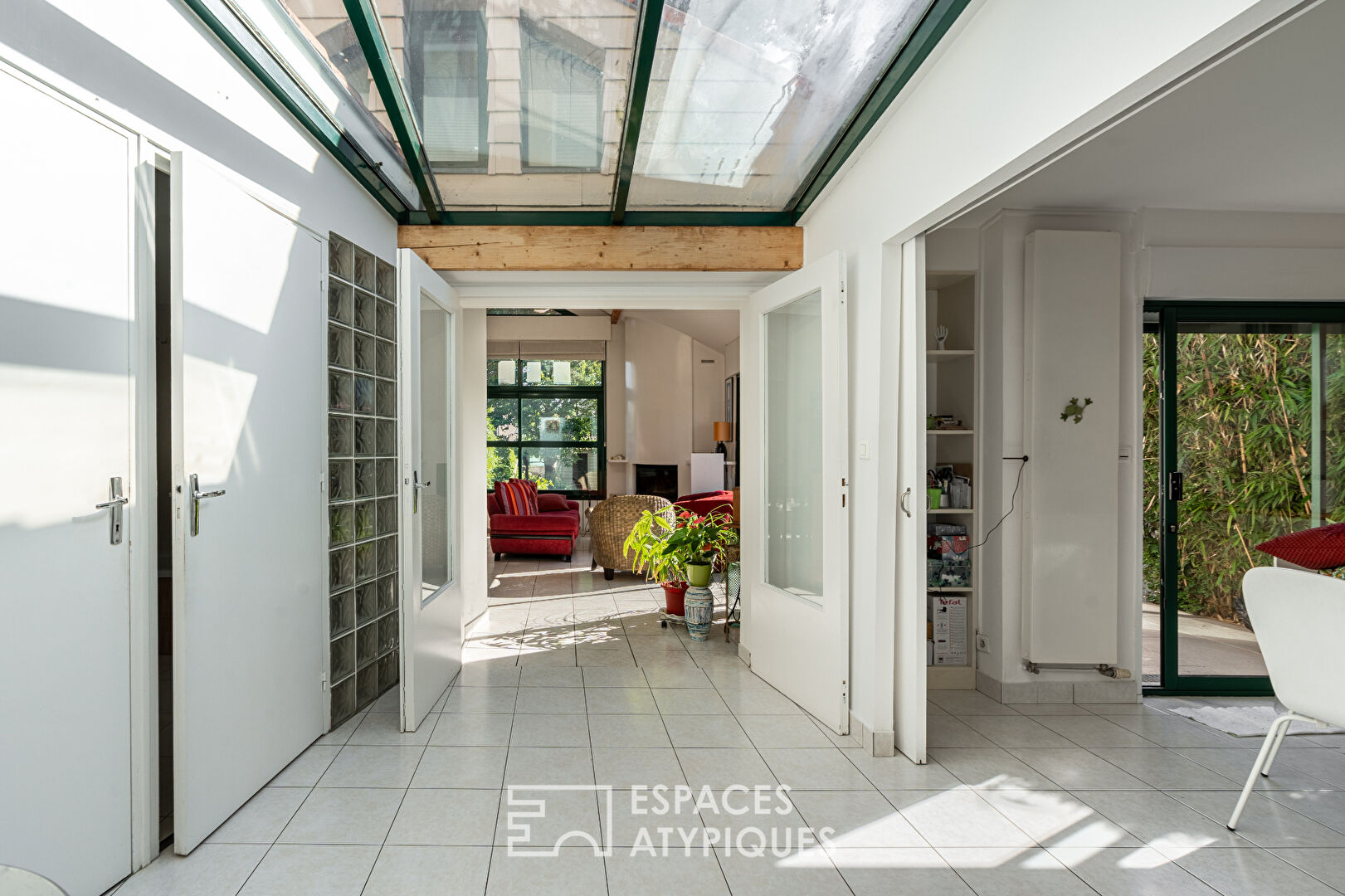 Généreuse maison familiale avec patio, jardin arboré et garage double