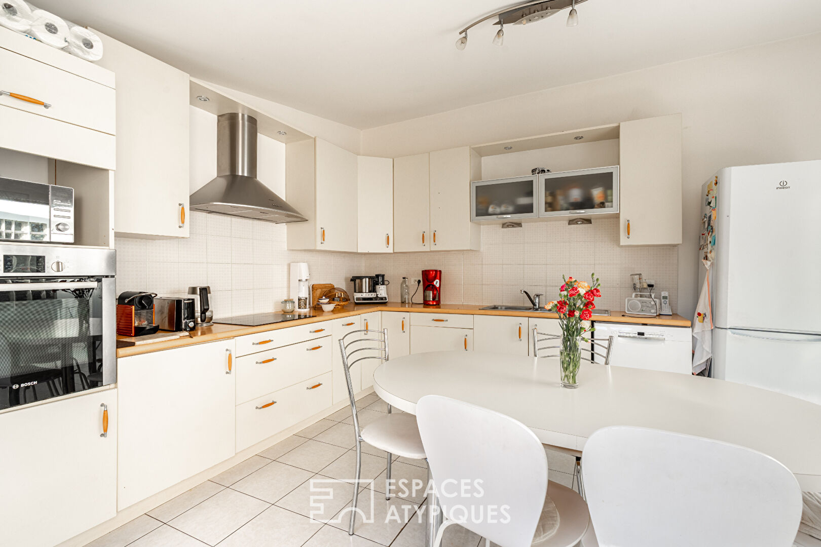 Généreuse maison familiale avec patio, jardin arboré et garage double