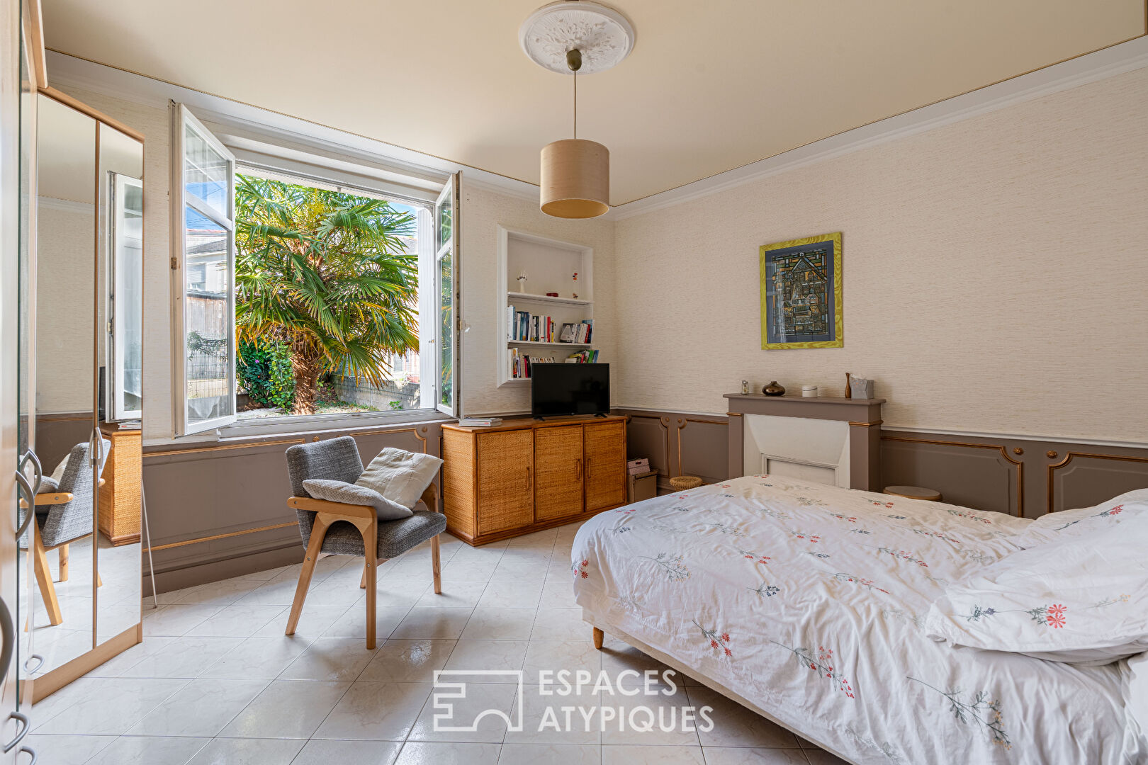 Généreuse maison familiale avec patio, jardin arboré et garage double