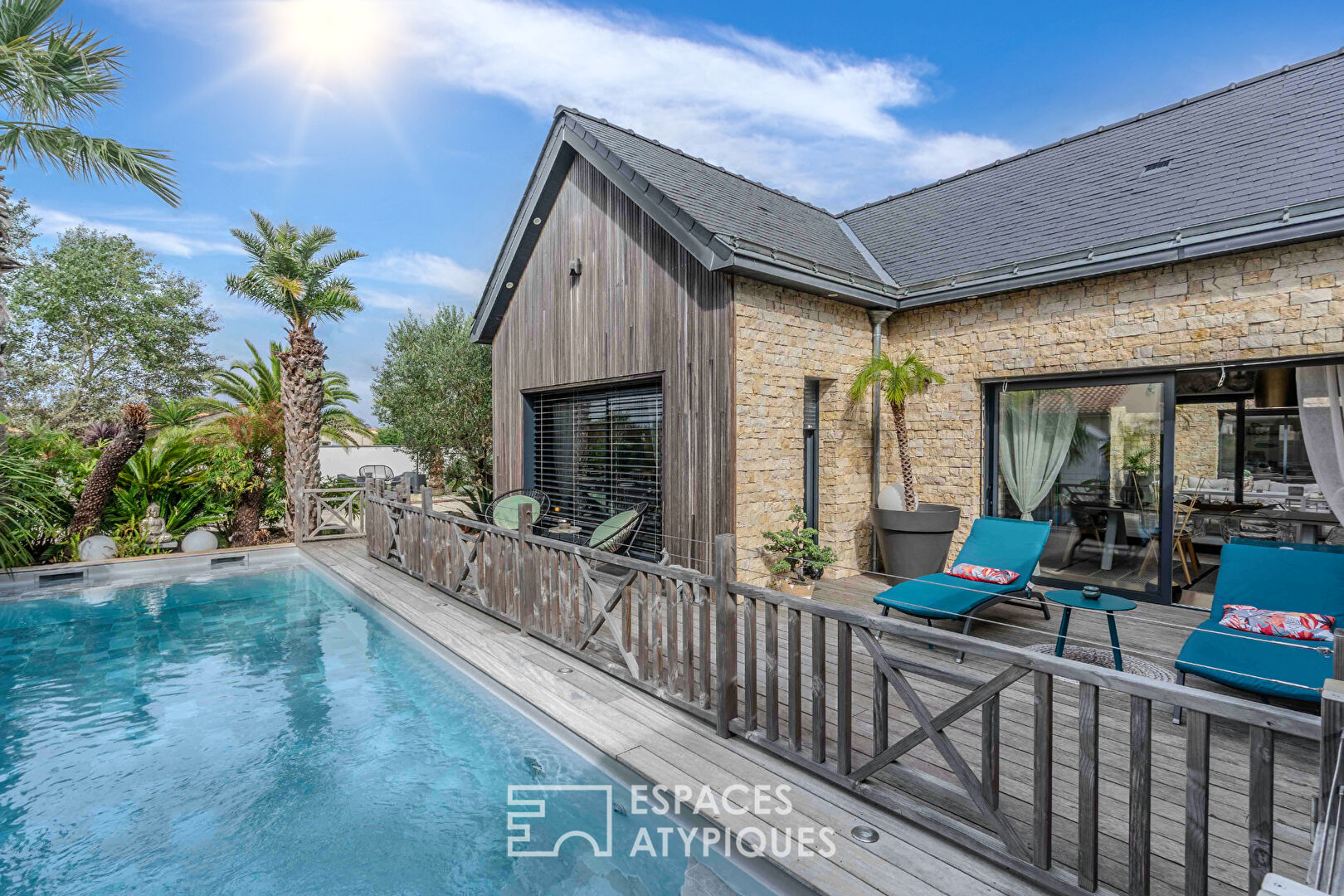 Villa de caractère autour de sa piscine et de son patio