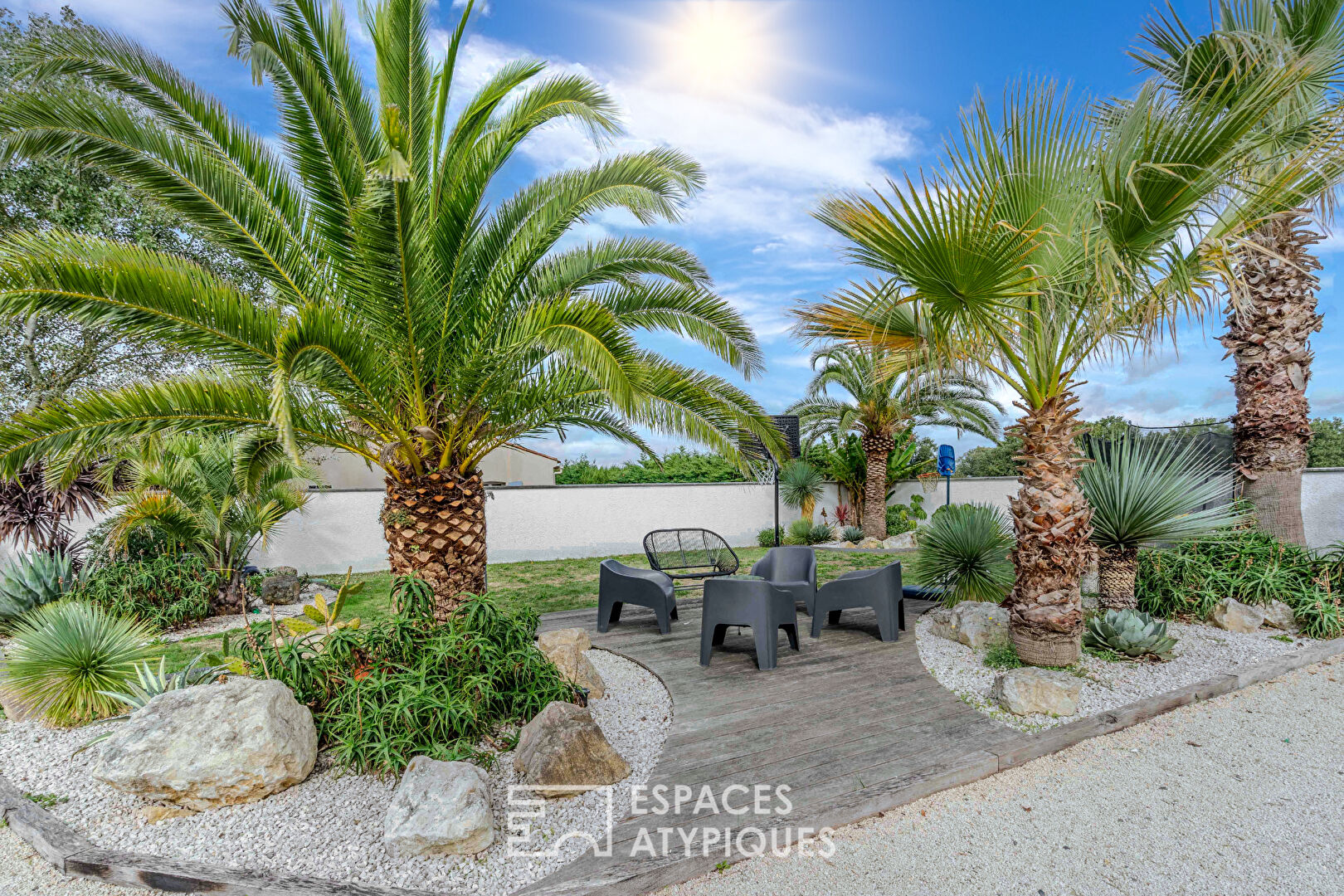 Villa de caractère autour de sa piscine et de son patio
