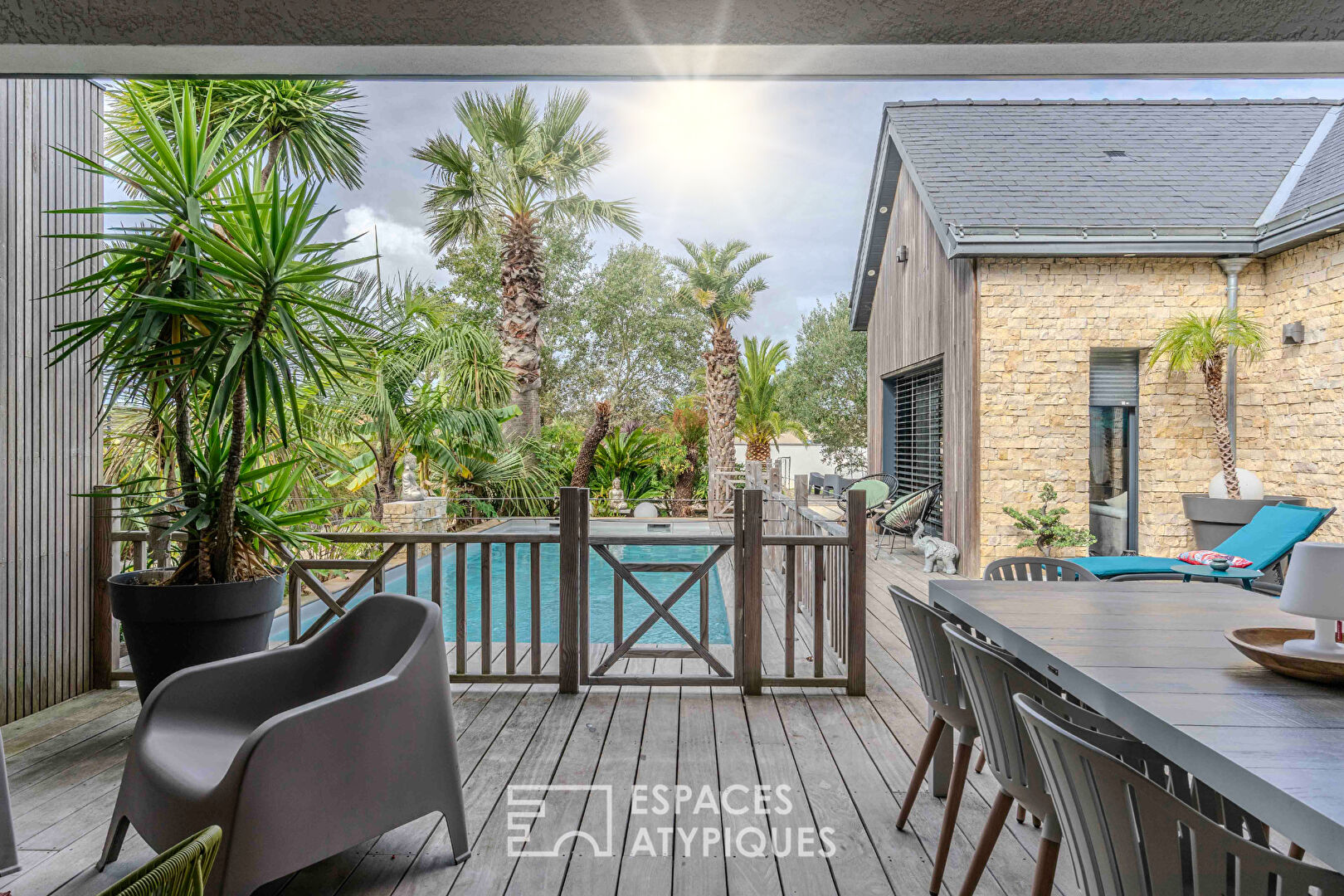 Villa de caractère autour de sa piscine et de son patio