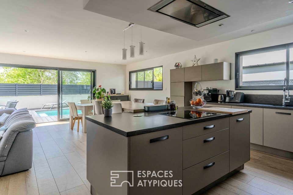 Maison d'architecte avec volumes généreux et piscine