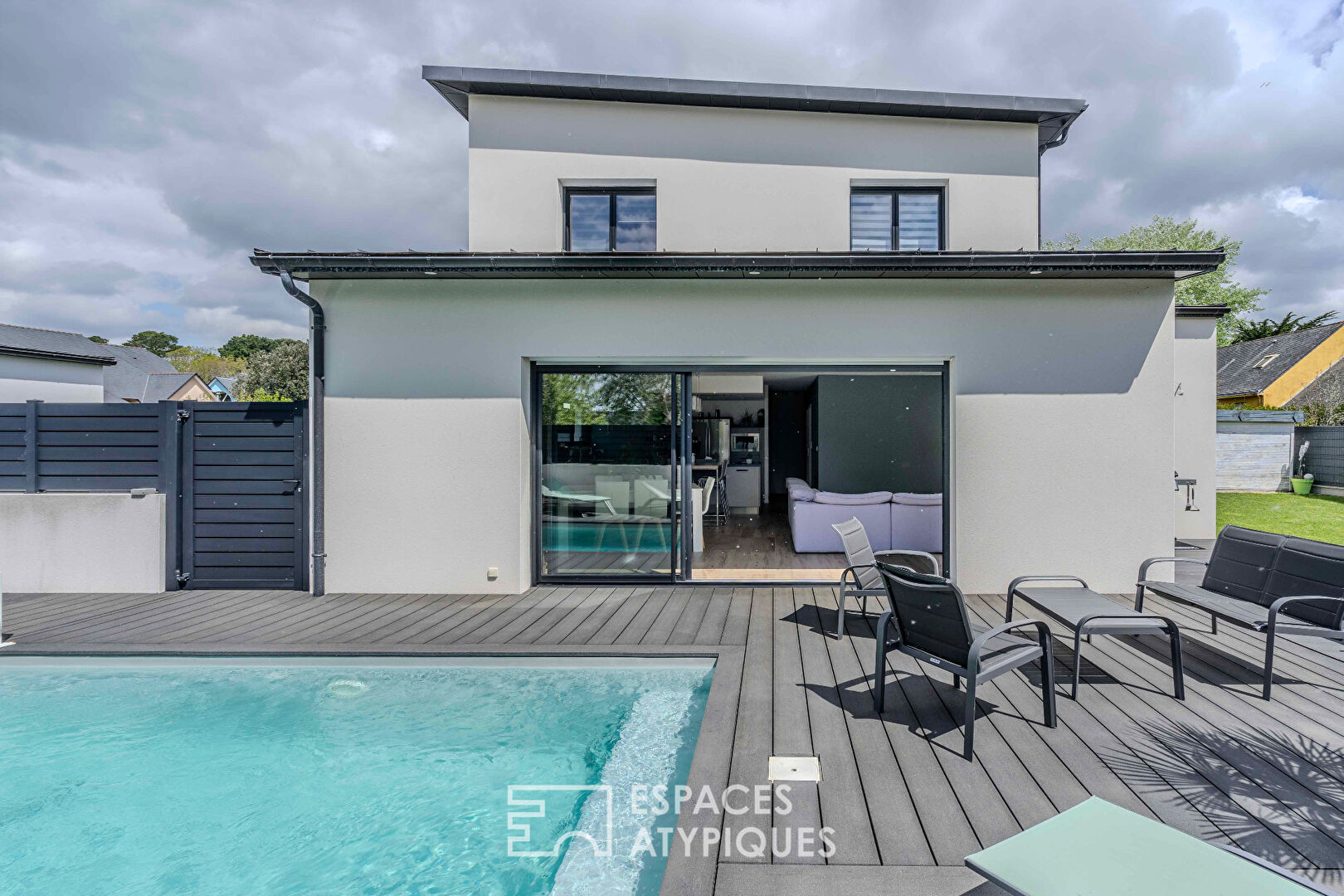 Maison d&rsquo;architecte avec volumes généreux et piscine