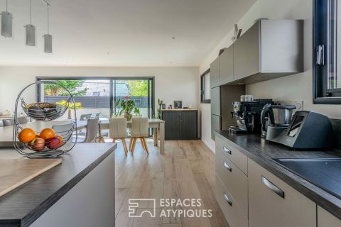 Maison d&rsquo;architecte avec volumes généreux et piscine