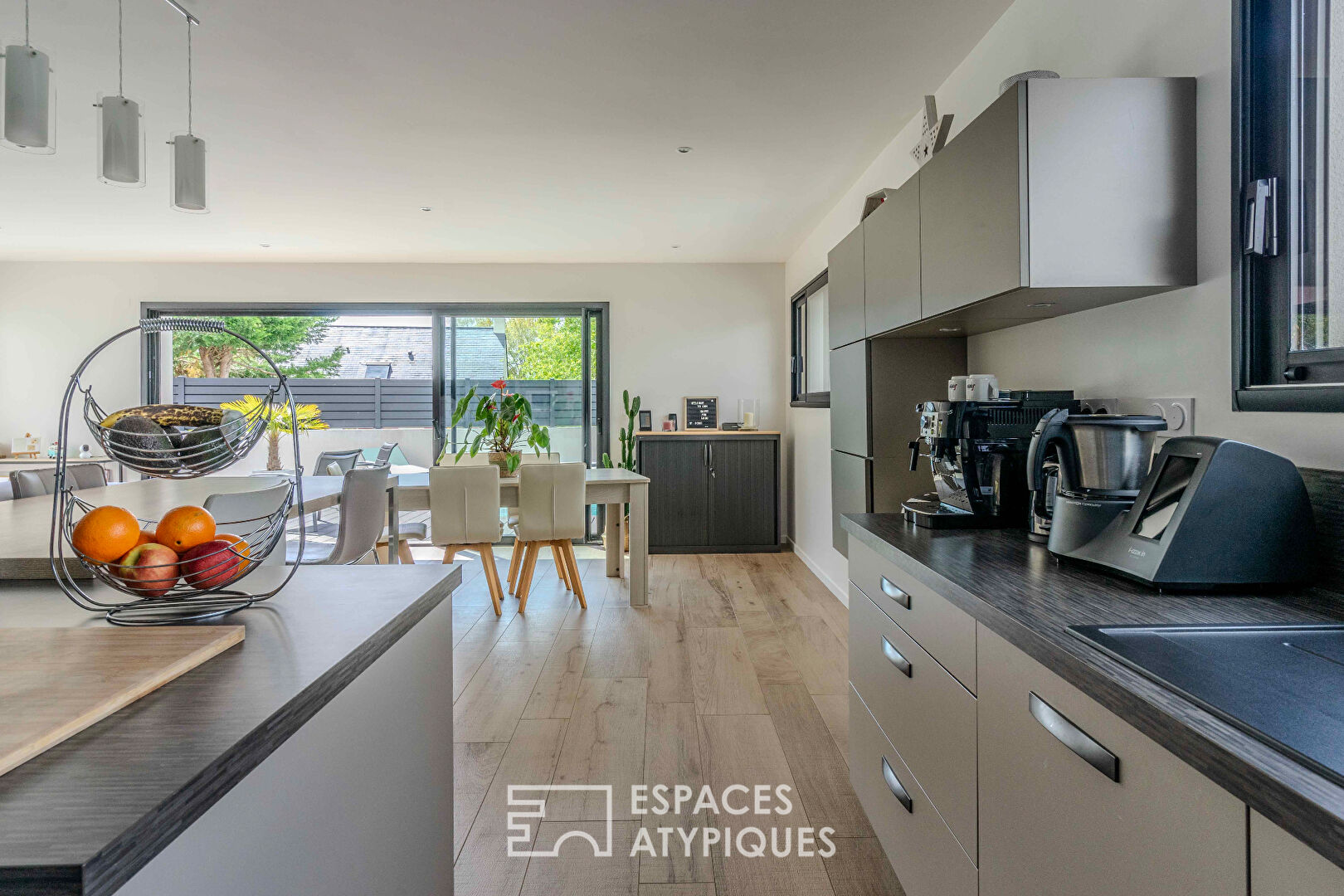 Maison d&rsquo;architecte avec volumes généreux et piscine