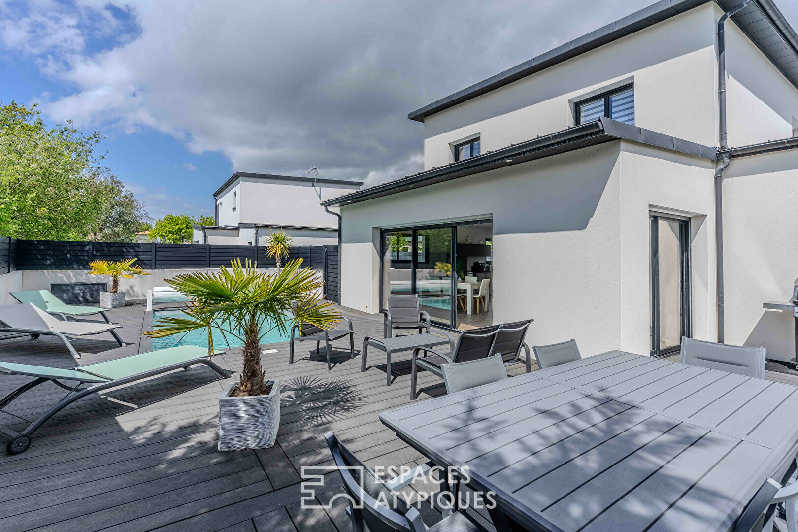 Maison d&rsquo;architecte avec volumes généreux et piscine