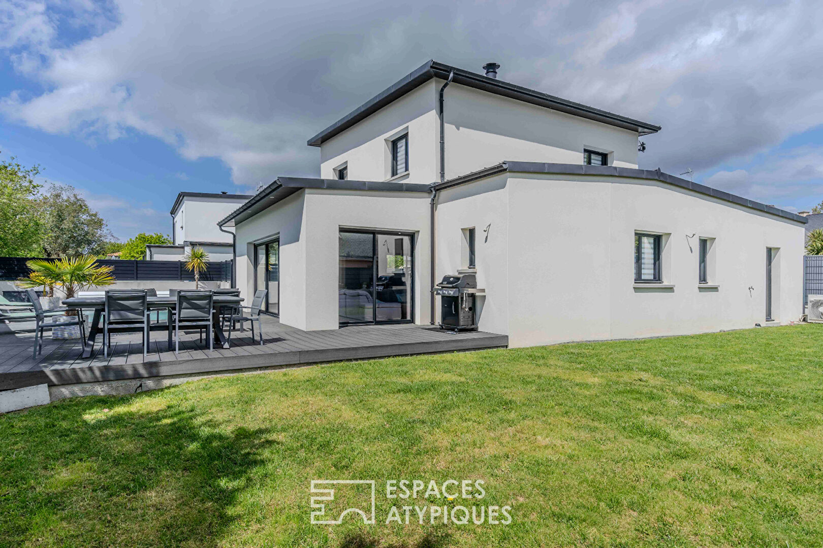 Maison d&rsquo;architecte avec volumes généreux et piscine