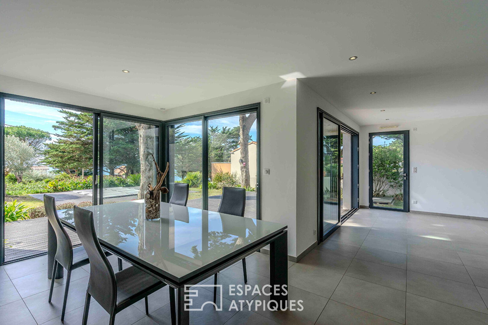 Villa contemporaine avec sa piscine et sa vue mer