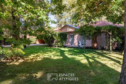 Basse-Goulaine : vaste demeure contemporaine de plain-pied avec parc boisé.