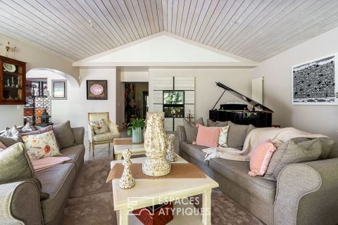 Basse-Goulaine : vaste demeure contemporaine de plain-pied avec parc boisé.