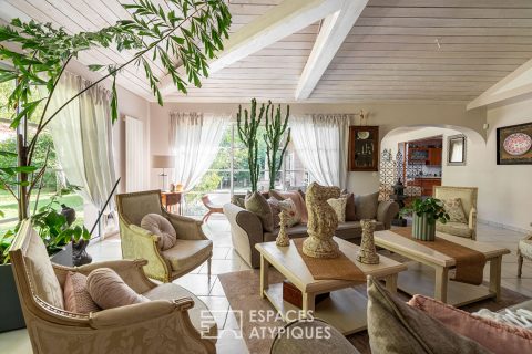 Basse-Goulaine : vaste demeure contemporaine de plain-pied avec parc boisé.