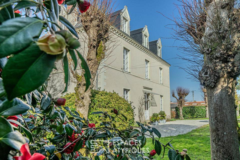 Elégante Folie Nantaise aux portes de Nantes avec piscine et dépendances