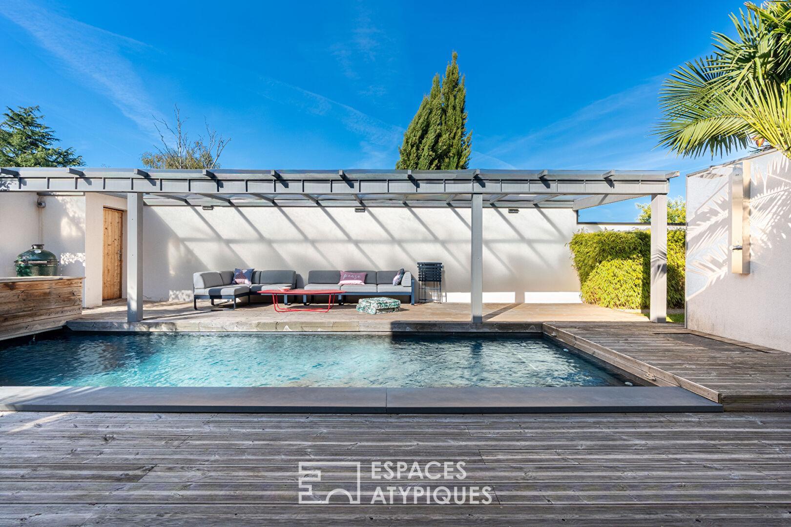 Maison contemporaine de plain-pied haut de gamme avec jardin, piscine et jacuzzi