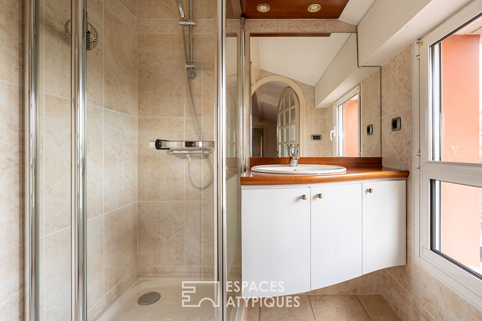 Villa d’architecte avec vie de plain pied proche du bourg